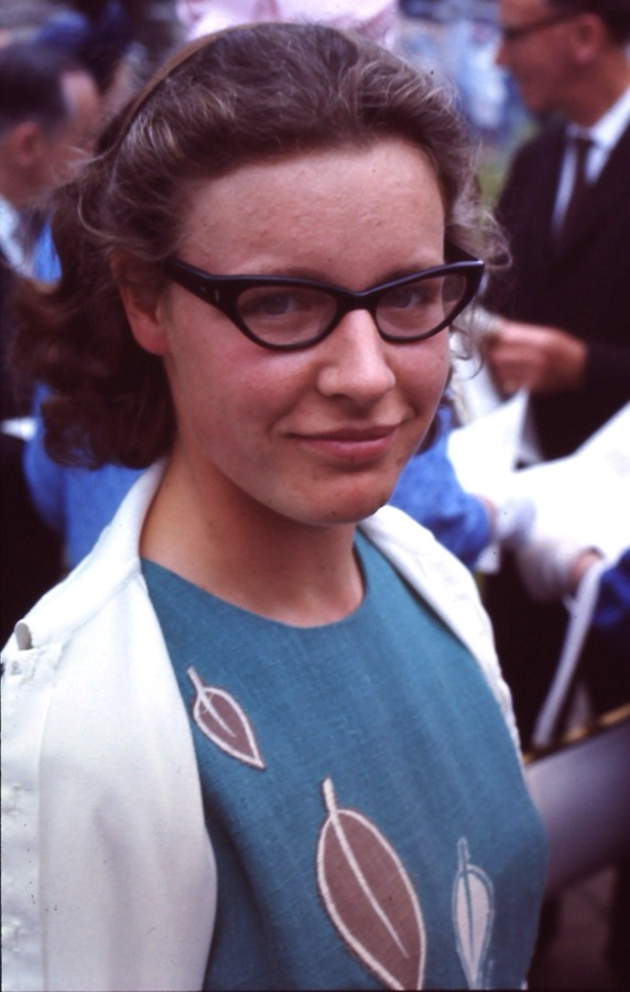 Jocelyn Bell in 1967, in glasses, smiling